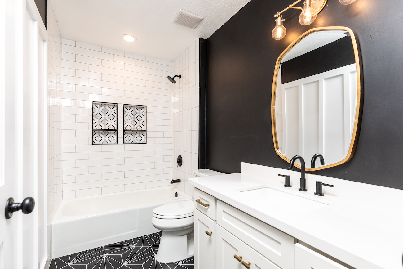 bathroom-interior-design-gold-mirror-crafted-quarters