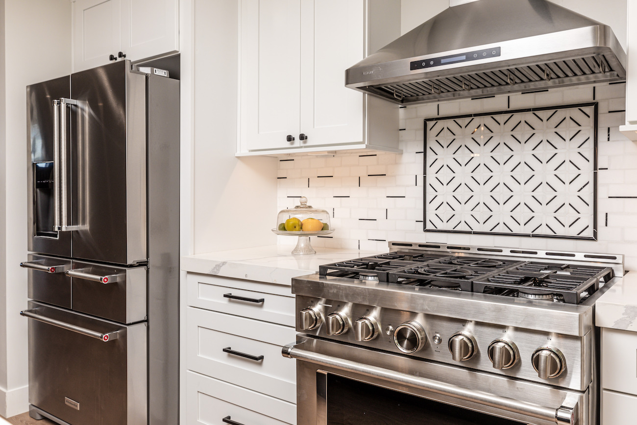 black-and-white-tile-backsplash-kitchen-design-stainless-steel-range