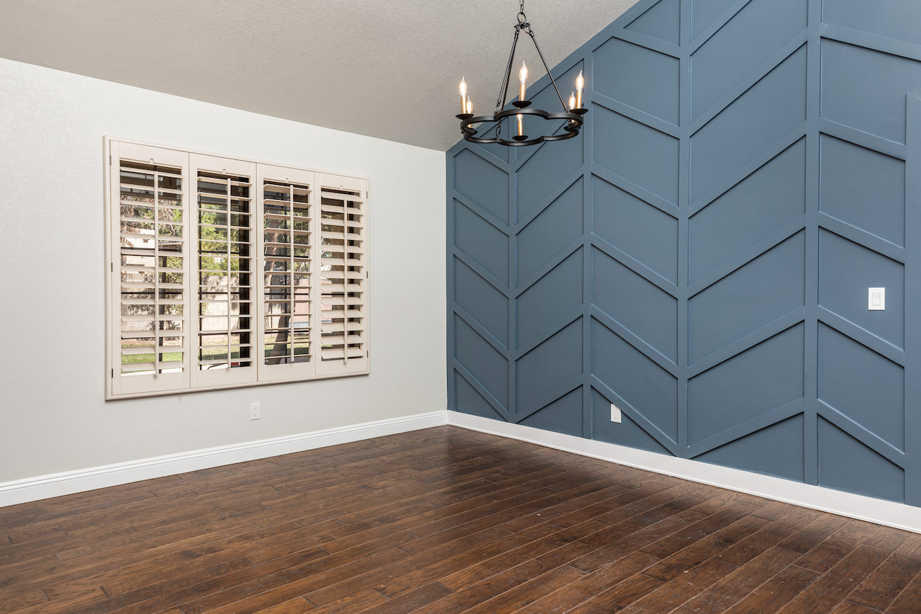 blue-chevron-molding-wall-living-room-design
