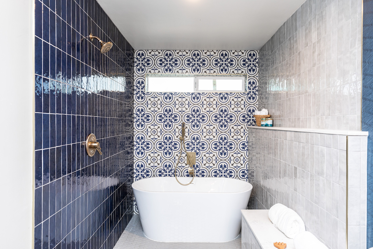blue-white-tile-bathroom-design-bathtub