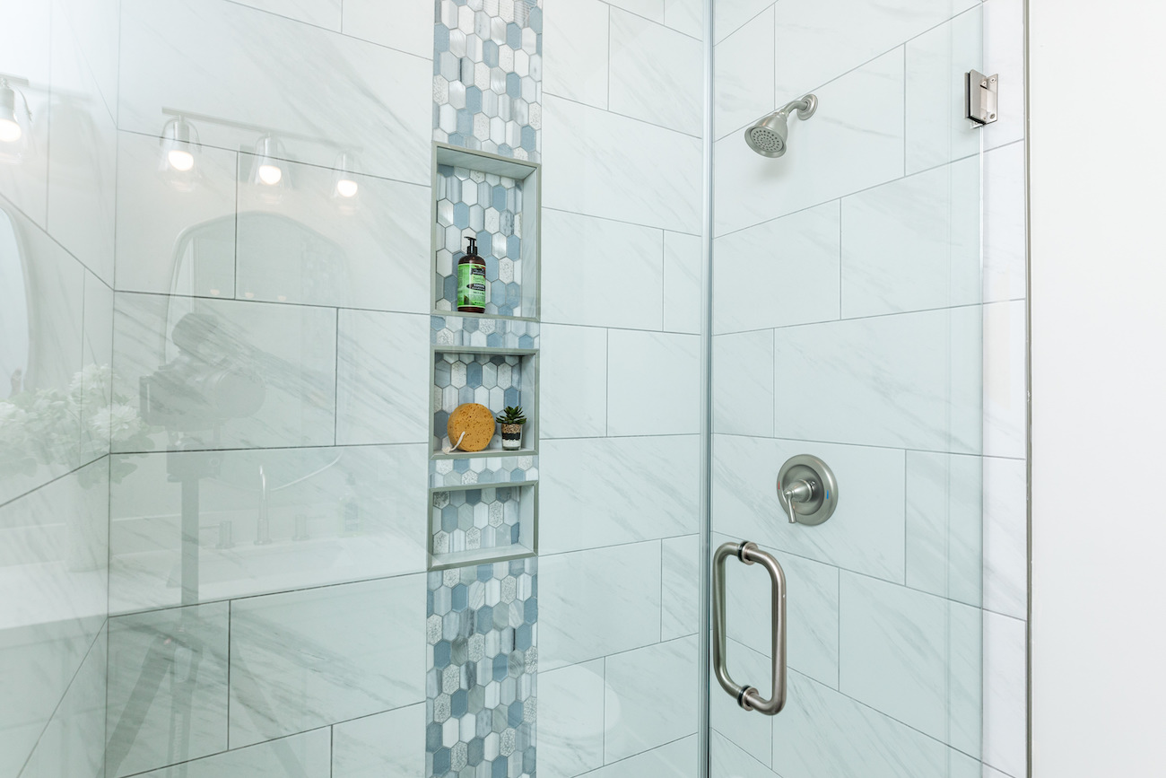 glass-shower-door-bathroom-interior-design