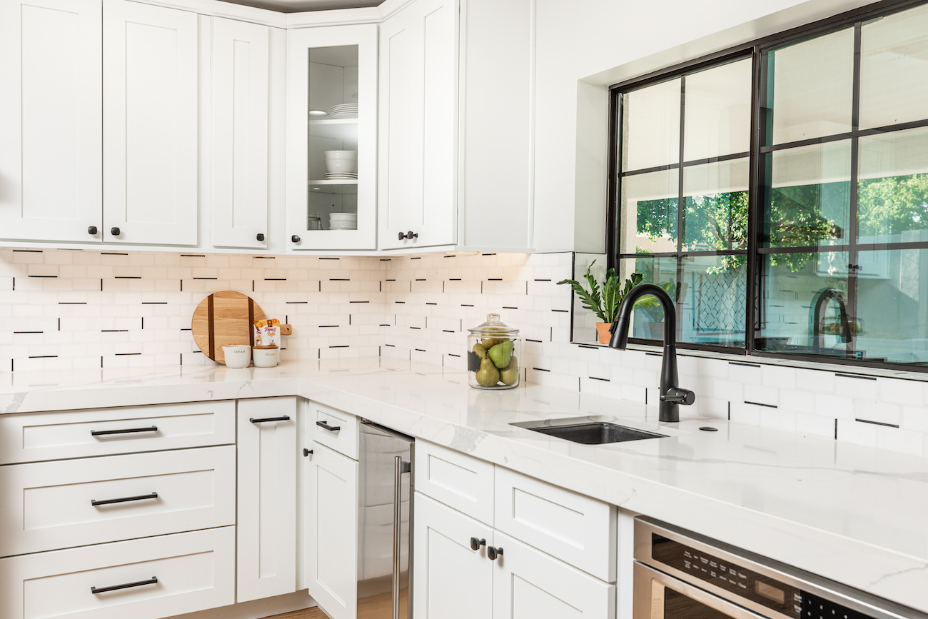 kitchen-interior-design-black-and-white-backsplash
