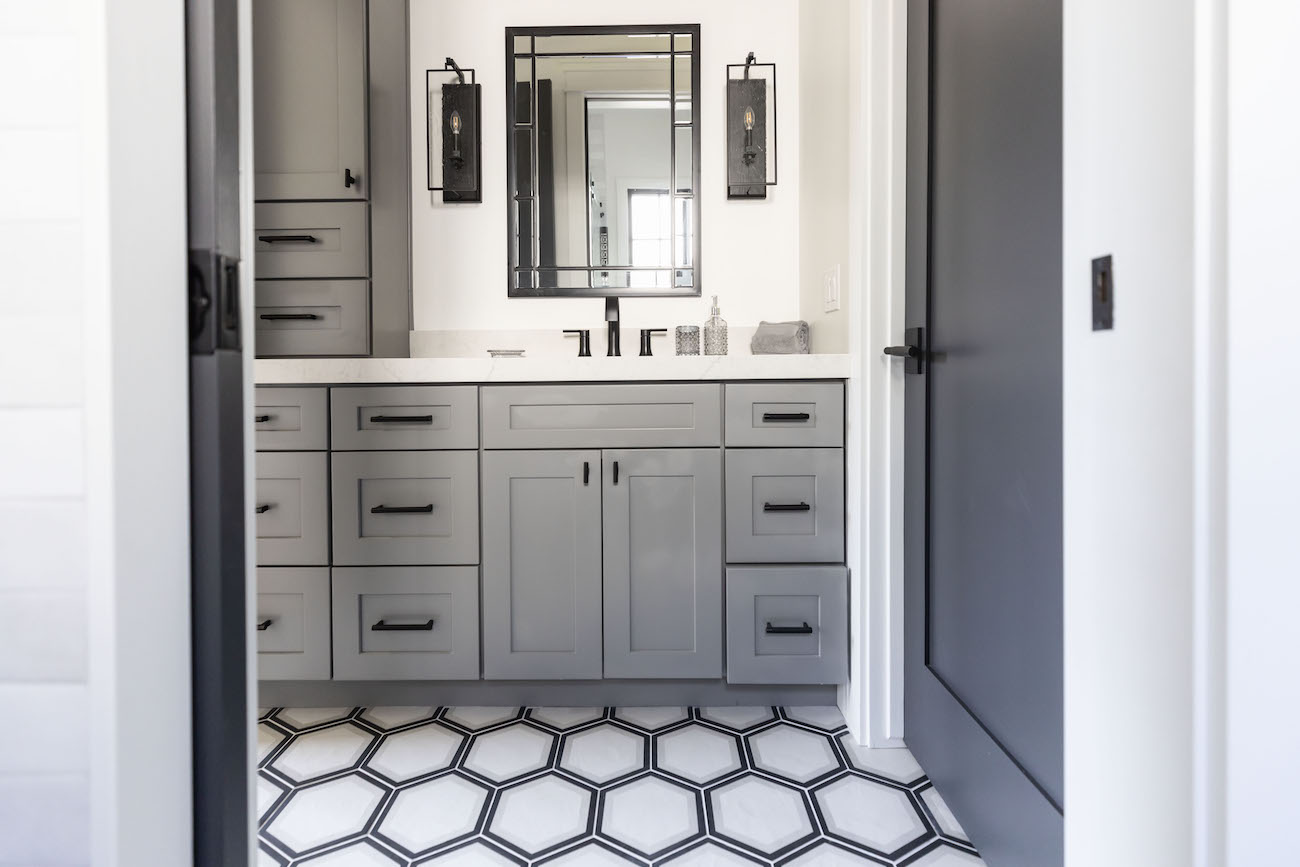 bathroom-design-black-and-white-hexagon-flooring-tile