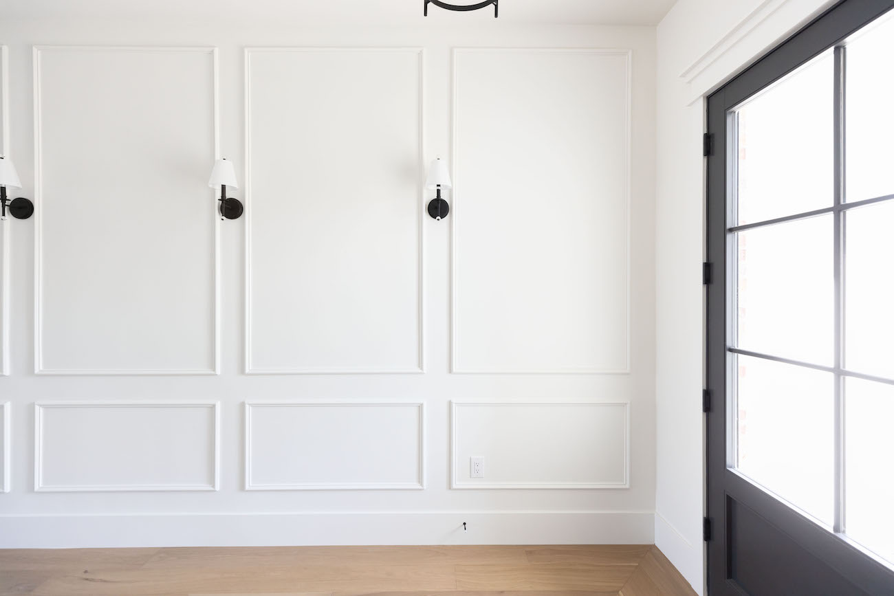 black-and-white-wall-sconces-room-design