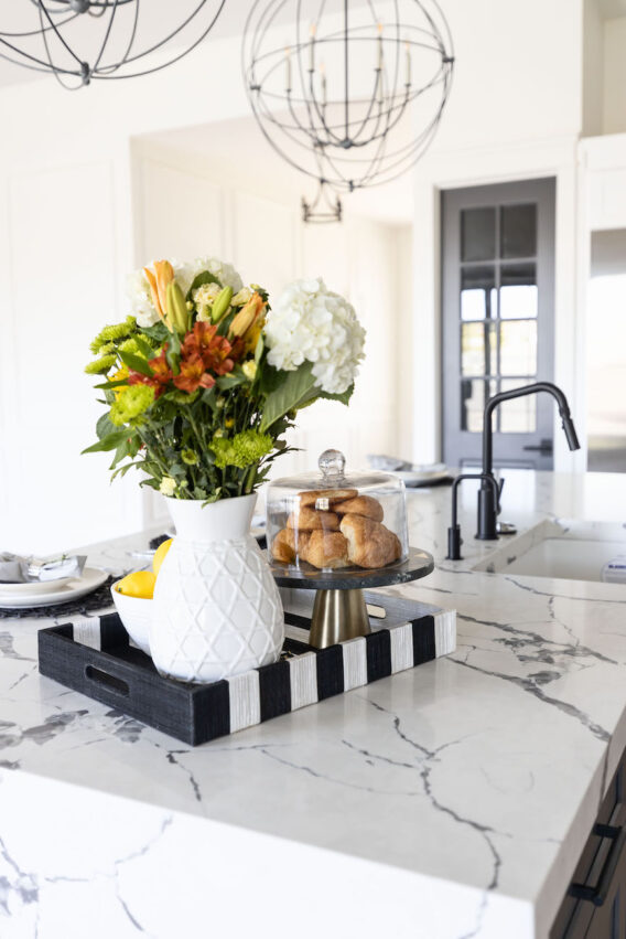 kitchen-island-flower-vace-black-and-white-tray