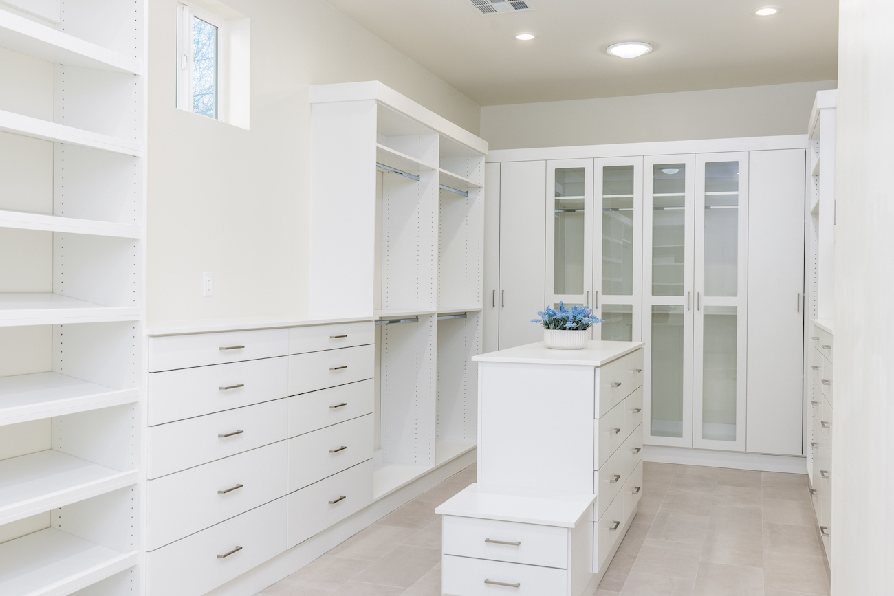 walk-in-closet-interior-design-built-in-shelves
